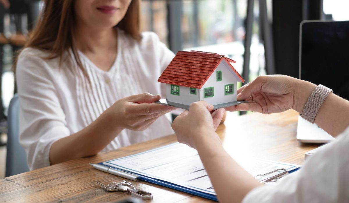 Real estate brokerage agent Deliver a sample of a model house to the customer, mortgage loan